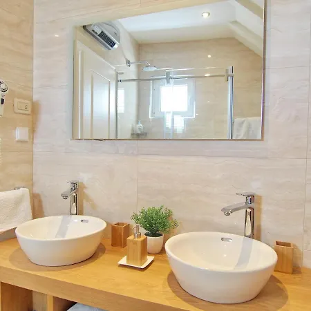 & Ivusic בית הארחה 3*