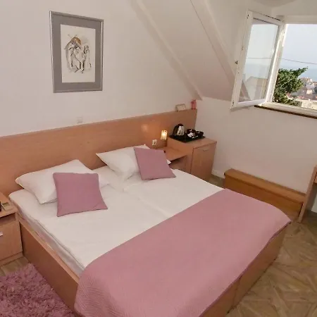 & Ivusic בית הארחה 3*